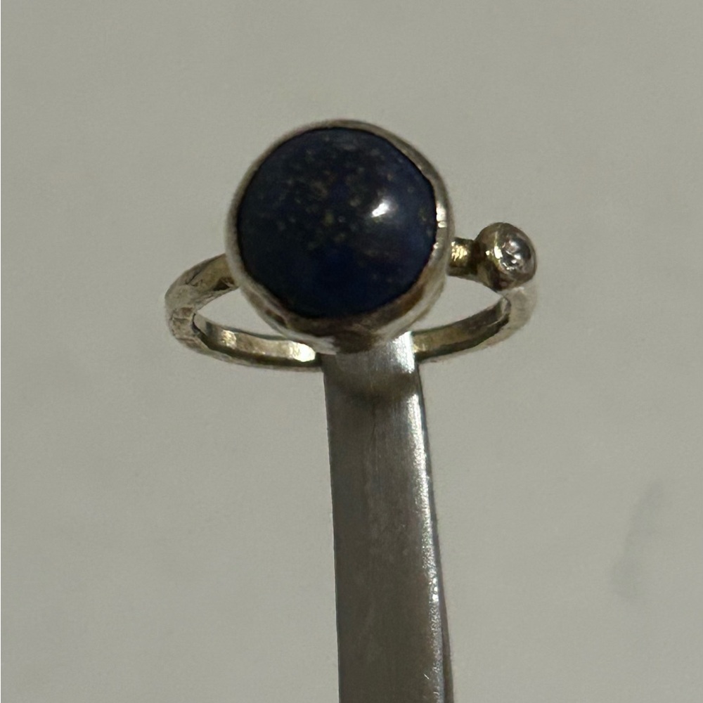 Lapis Lazuli blue stone ring with diamond and wide hammered gold band - Picture 6 of 6